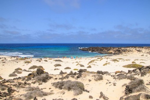 Caleta del Mojón Blanco: dunas y mar sobre el malpaís de Lanzarote