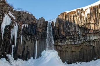 Sendero de nieve hacia la cascada de Svartifoss
