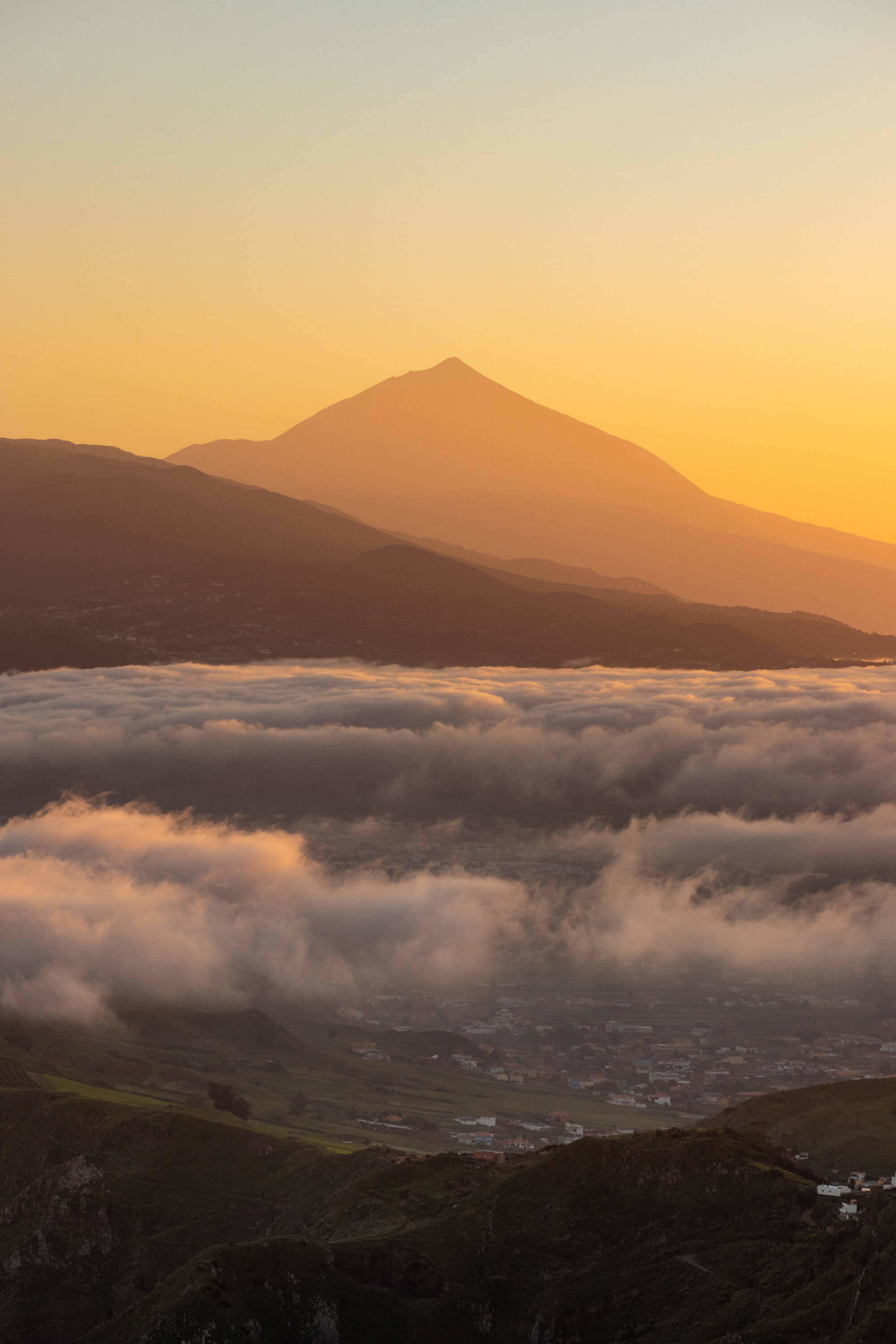 La bajada del sol cambia los tonos del mar de nubes y El Teide desde el mirador del Pico del Inglés.