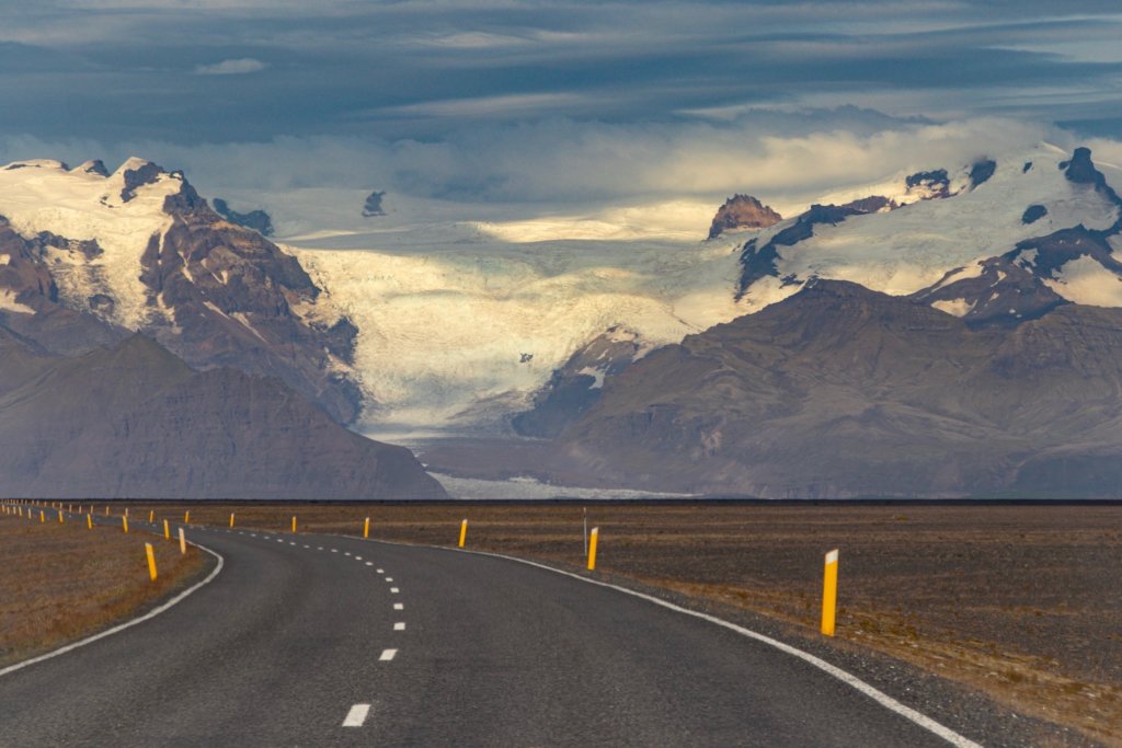 El glaciar Vatnajökull aparece sin aviso en el trayecto por carretera