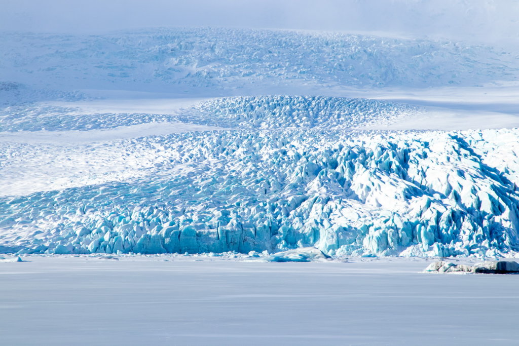 Glaciar Vatnajökull tras el lago Fjallsárlón helado en invierno.