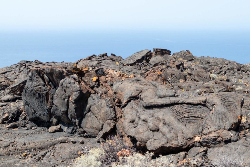 Formas de las coladas de lava paoeoe con el Mar de las Calmas de fondo