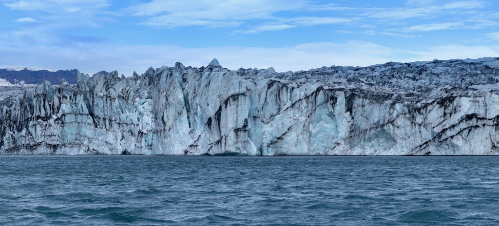Acercamiento al glaciar Vatnajökull en contacto con el lago Jökulsárlón