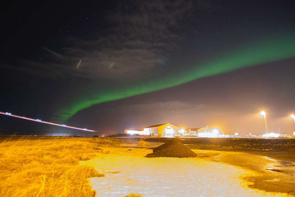 Aurora boreal cruzando el cielo sobre el aeropuerto de Keflavik