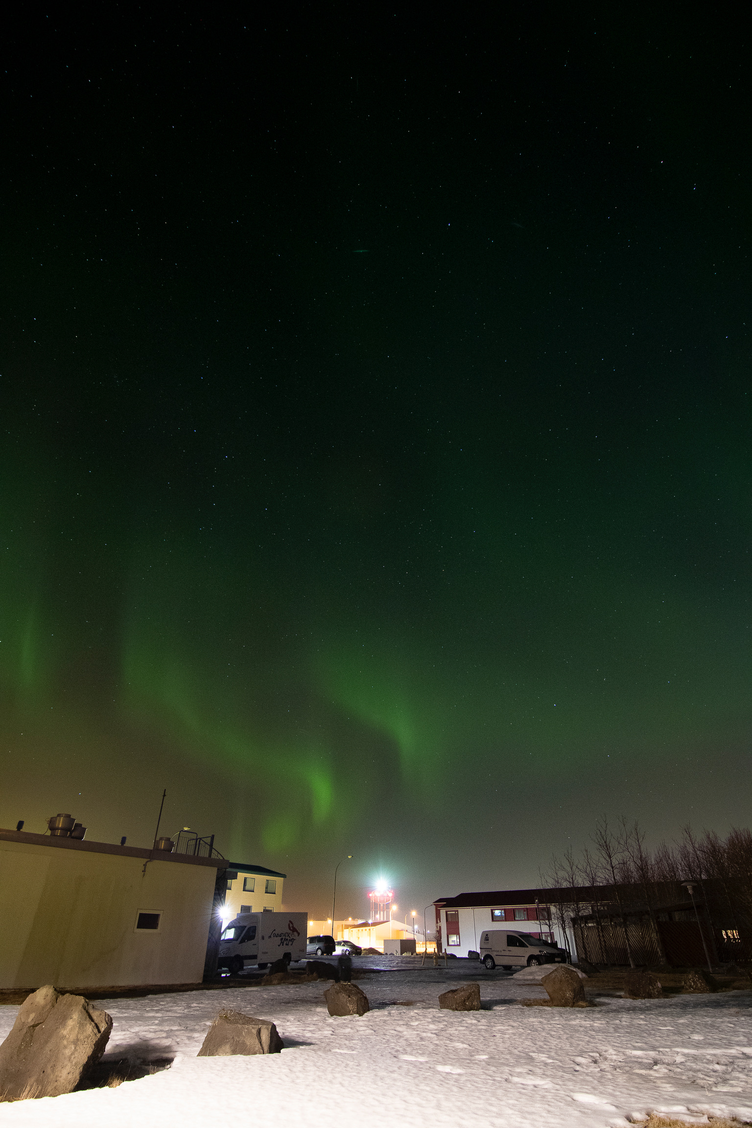 Aurora boreal en Islandia, formando rizos sobre Keflavik