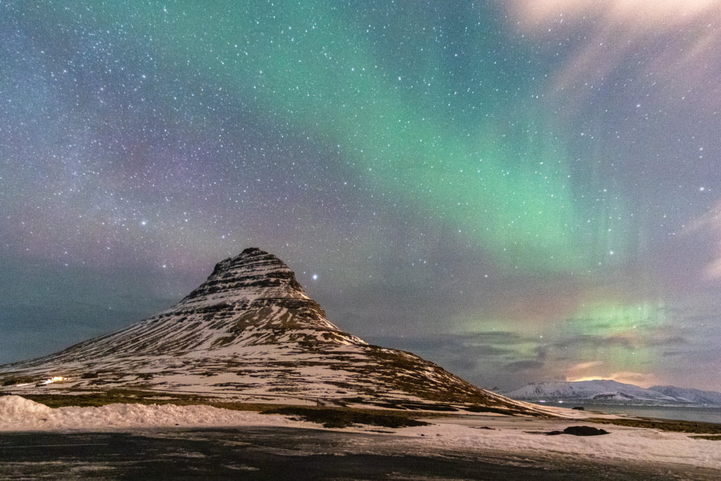 La aurora boreal sobre la montaña Kirkjufell en Islandia
