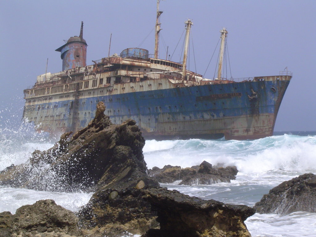 Shipwreck_of_the_SS_American_Star_on_the_shore_of_Fuerteventura