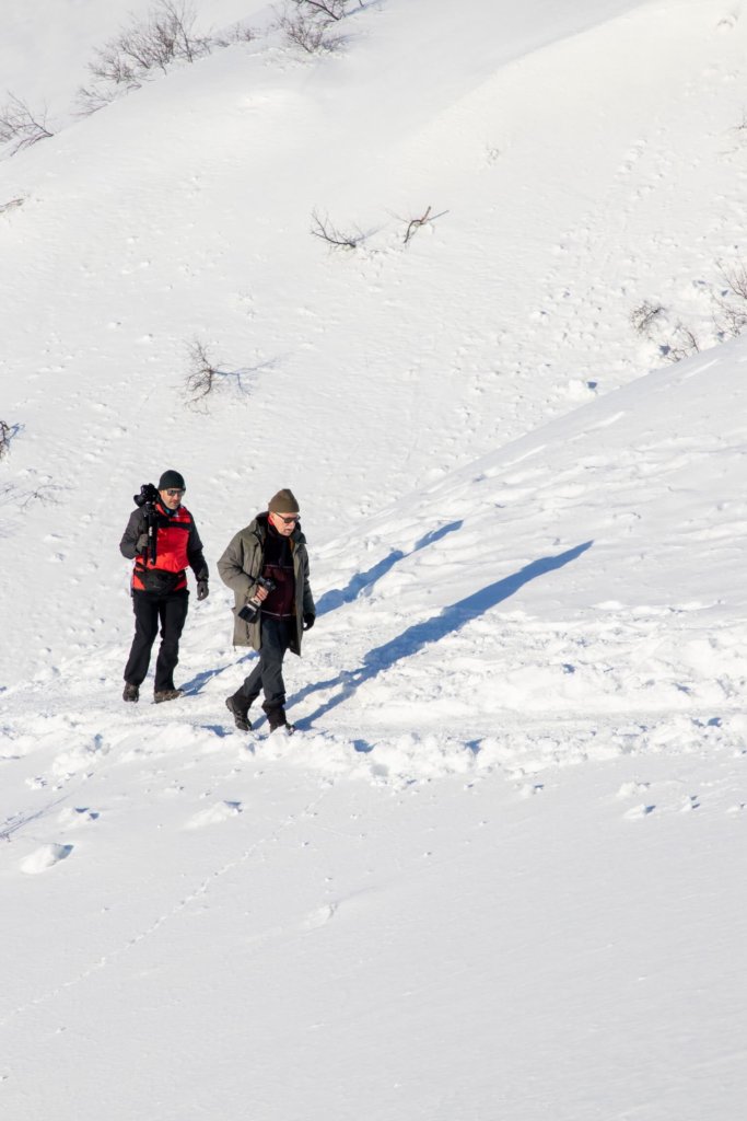 Antonio y Pablo recorren el sendero de nieve