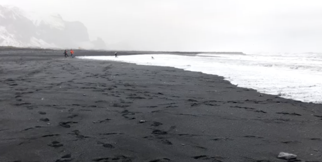 Ola alcanzando a nuestros compañeros en la playa negra de Vík. Fotograma extraído de un vídeo tomado por casualidad en el momento del susto.