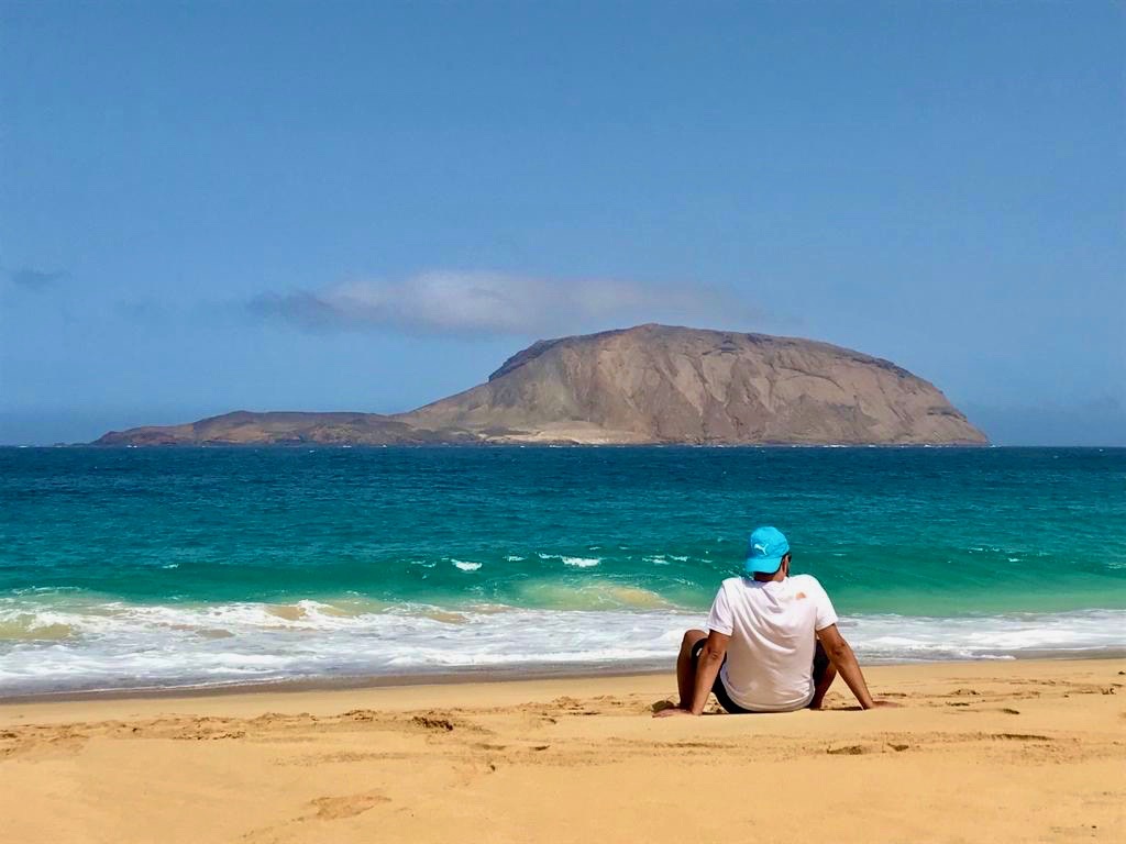 Contemplando la fuerza del mar y la isla de Montaña Clara en la playa de Las Conchas.