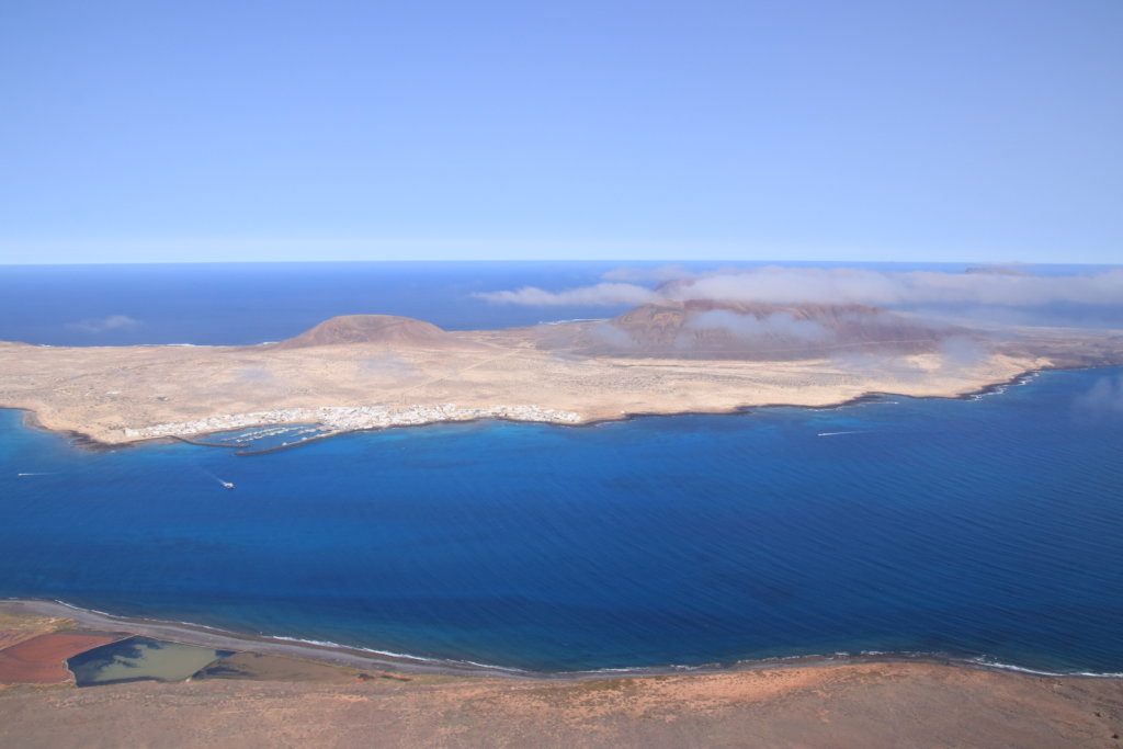 La Graciosa separa de Lanzarote por "El Río" vista desde el alto del macizo de Famara.