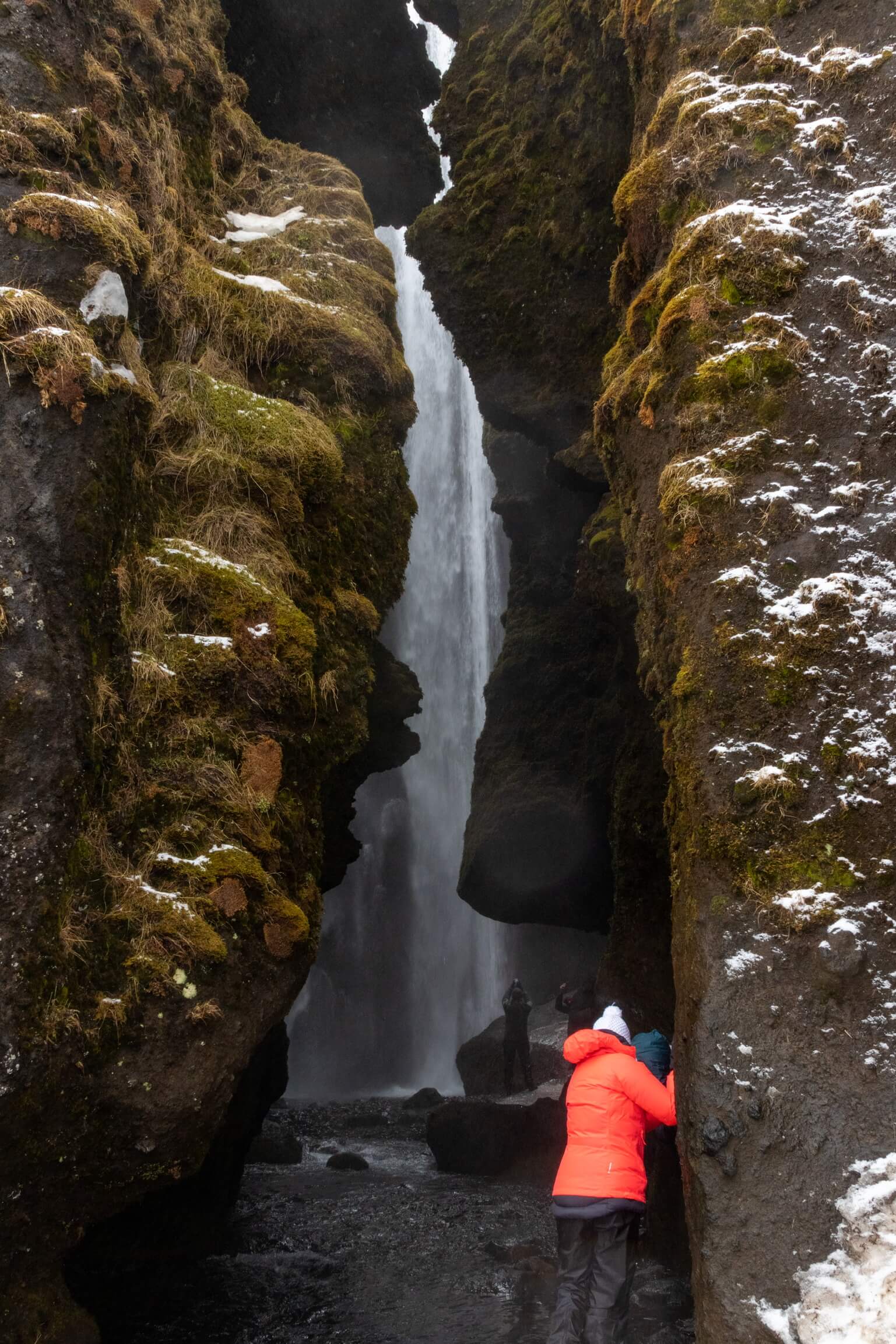 Acceso al cañón de la cascada de Gljúfrafoss.