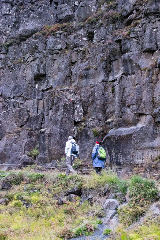 Caminando bajo una de las paredes del rift en el Parque Nacional de Thngvellir.