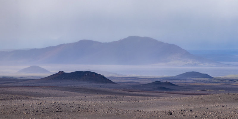 La tierra de Islandia salpicada de volcanes.
