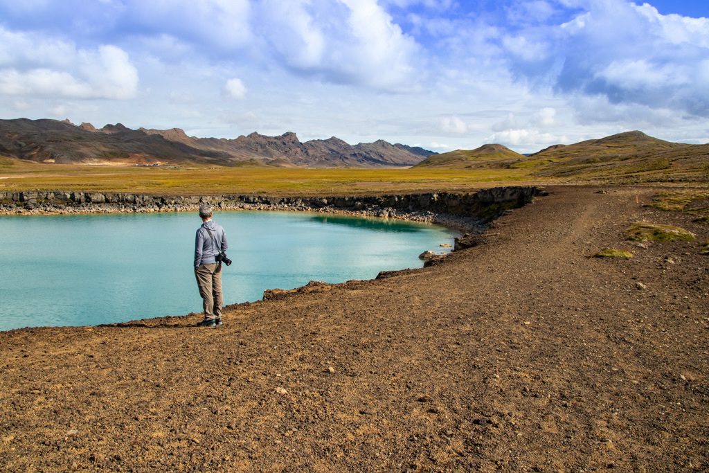 Pablo busca su encuadre sobre uno de los lagos azules que salpican la Península de Reykjanes.