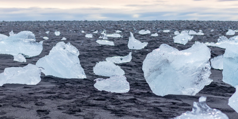 Diamond Beach la playa de los diamantes de hielo que se desprenden del glaciar Vatnajökull COVER