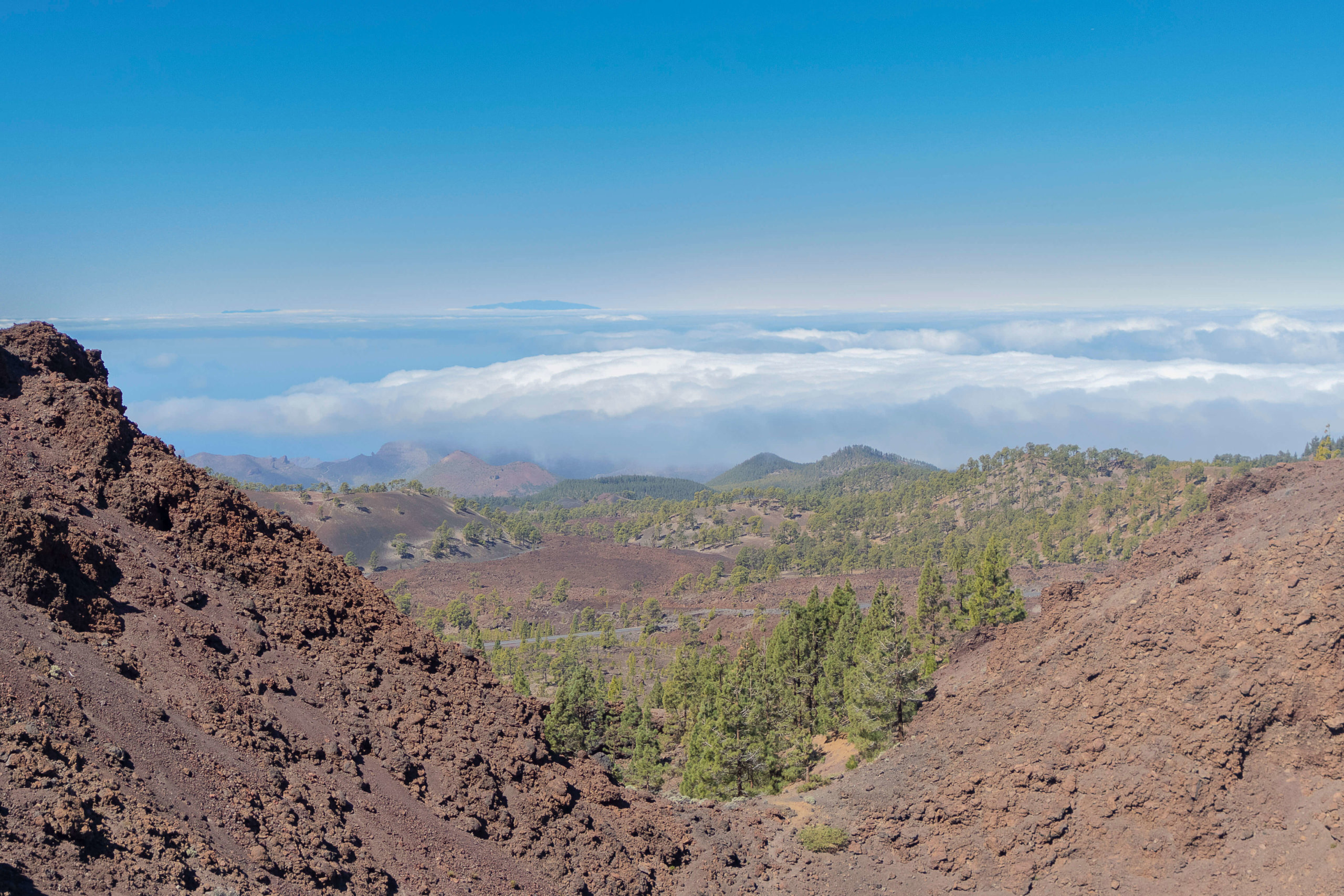 Cráter de Montaña Samara sobre la vertiente oeste de Tenerife: vistas hacia el Volcán Chinyero, el macizo de Teno y La Gomera.