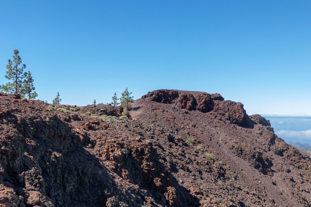 Últimos pasos antes de llegar a la cima de Montaña Samara por uno de los bordes del cono volcánico.