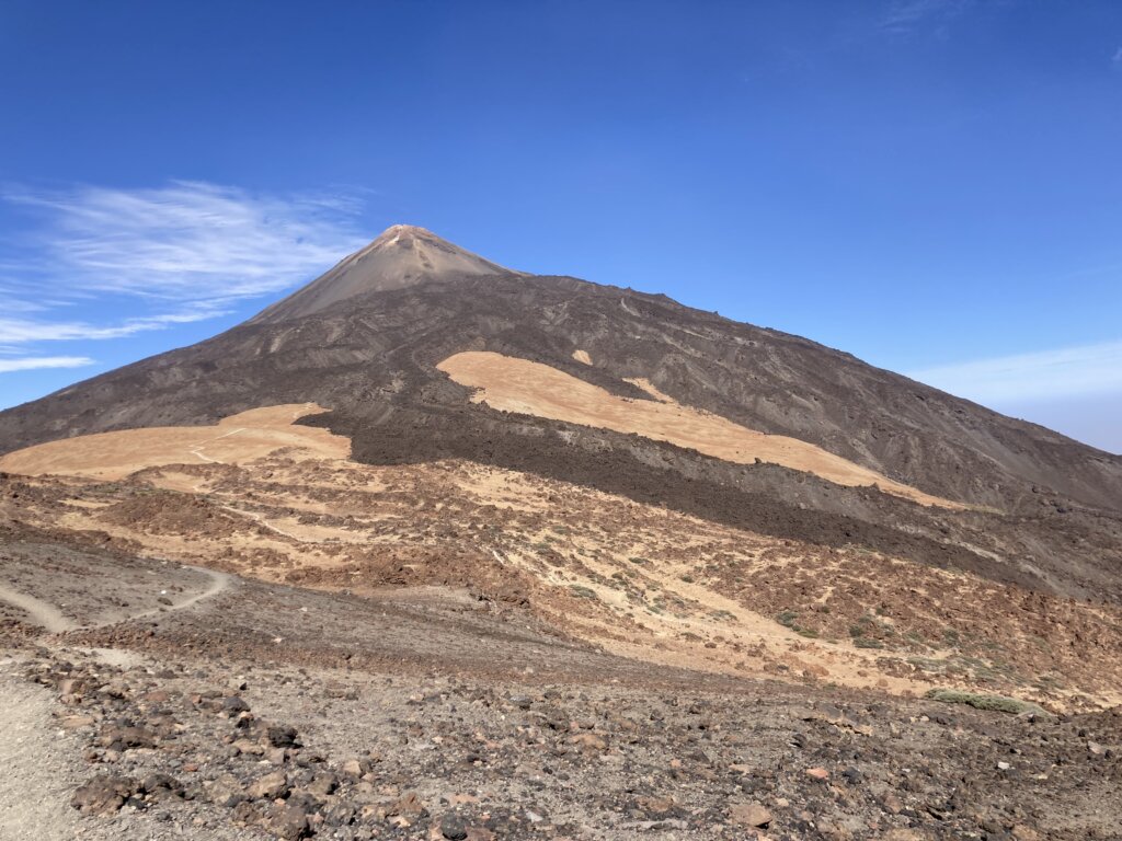 Vista de El Teide desde el cráter de Pico Viejo.