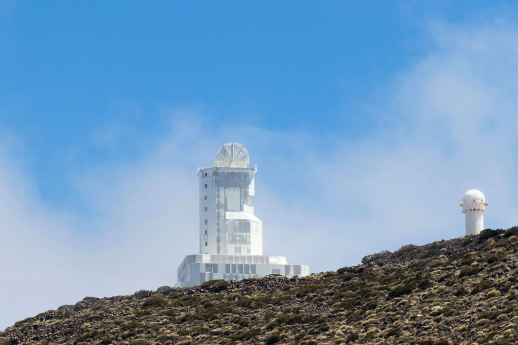 Las edificaciones del Observatorio de Izaña en Las Cañadas del Teide asoman entre las nubes.